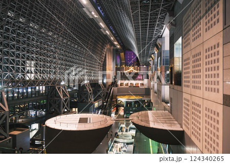 [京都駅イルミネーション]夜の京都駅の風景 124340265