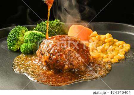 和風ハンバーグにソースをかける 124340404