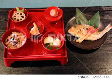 お食い初めの料理 124340438