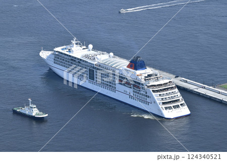 日本の横浜都市景観 初入港。横浜港に到着したオイローパ2。まもなく新港ふ頭接岸へ＝3月25日 124340521