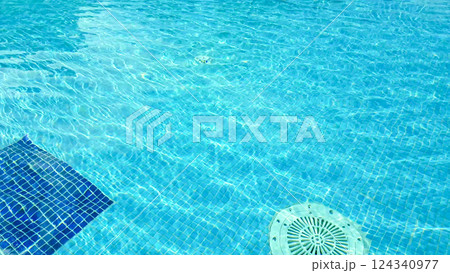 Cleaning of the drain valve filter at the bottom of the swimming pool, movement of clear water, top view Cleaning of the drain valve filter at the bottom of the swimming pool, movement of clear water, top view 124340977
