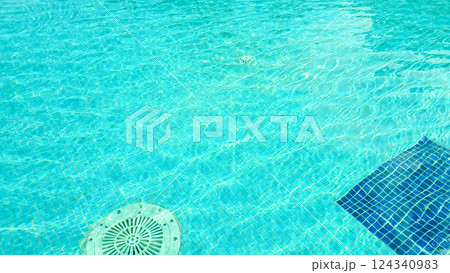 Cleaning of the drain valve filter at the bottom of the swimming pool, movement of clear water, top view Cleaning of the drain valve filter at the bottom of the swimming pool, movement of clear water, top view 124340983