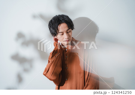 爽やかな男性ポートレート 124341250