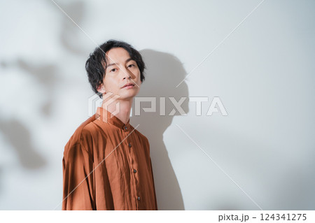 爽やかな男性ポートレート 124341275