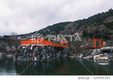 [勝尾寺]大きな池と赤い祠 124341325