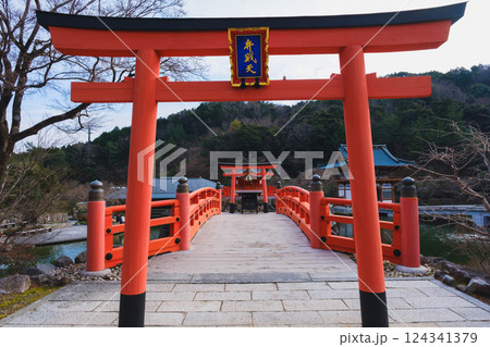 [勝尾寺]美しい朱色の祠 124341379