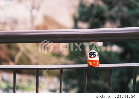 [勝尾寺]小さな可愛らしいだるまの置物 124341554