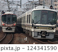 323系(LS01)普通と221系(NA416)普通の並び 124341590