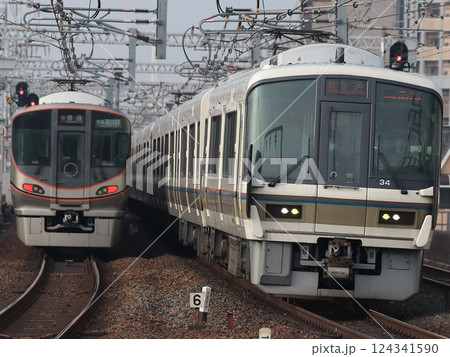 323系(LS01)普通と221系(NA416)普通の並び 124341590