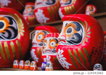 [勝尾寺]たくさんの勝ちダルマ 124341862