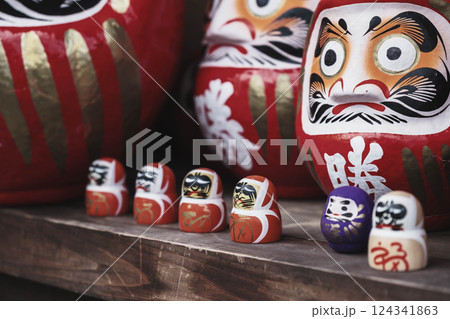 [勝尾寺]たくさんの勝ちダルマ 124341863