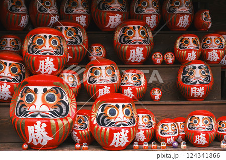 [勝尾寺]たくさんの勝ちダルマ 124341866