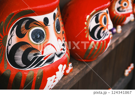 [勝尾寺]たくさんの勝ちダルマ 124341867