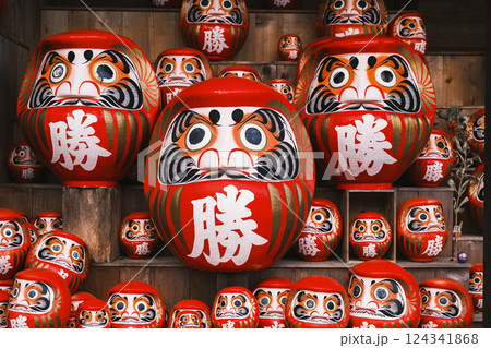 [勝尾寺]たくさんの勝ちダルマ 124341868