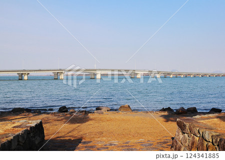 近江大橋と琵琶湖 124341885