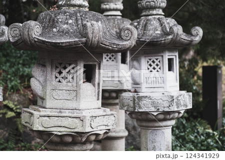 [勝尾寺]たくさんの灯籠 124341929