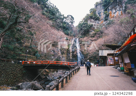[箕面の滝]冬シーズンの景色 124342298