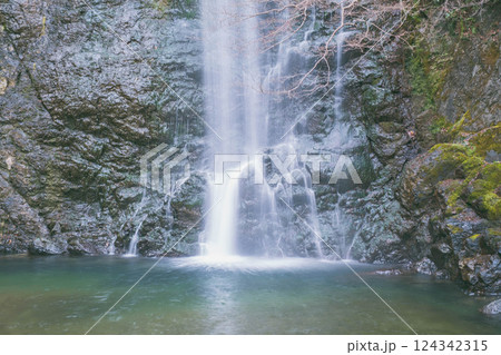 [箕面の滝]冬シーズンの景色 124342315