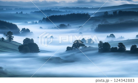 霧が漂う幻想的な丘陵風景の朝霧 124342883