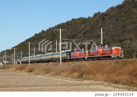 DD51形ディーゼル機関車牽引サロンカーなにわ 124343114