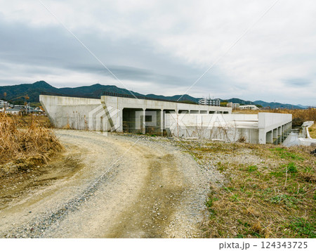 建設中の高架道路 124343725