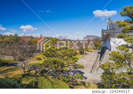 静岡市にある秋の駿府城公園の巽櫓の風景(静岡県) 静岡市にある秋の駿府城公園の巽櫓の風景(静岡県) 124344517