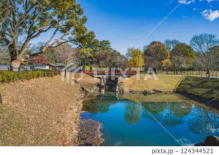 静岡市にある秋の駿府城公園の風景(静岡県) 124344521