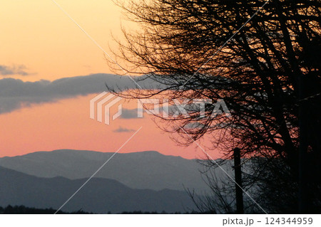 岩手県川井村区界の春近い真っ赤な夕陽 124344959