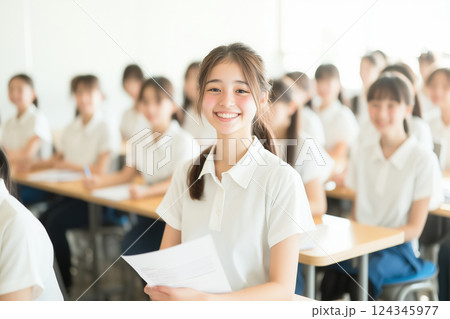 高等学校での笑顔あふれる授業風景 高等学校での笑顔あふれる授業風景 124345977