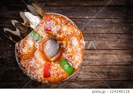 Roscon de reyes is a traditional Spanish Christmas pastry cake 124346116