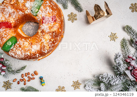 Roscon de reyes is a traditional Spanish Christmas pastry cake 124346119