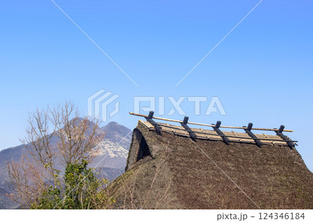 湯布院 古民家の茅葺き屋根と由布岳 湯布院 古民家の茅葺き屋根と由布岳 124346184