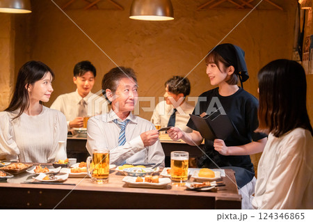 居酒屋でキャッシュレス決済をする男性客 124346865