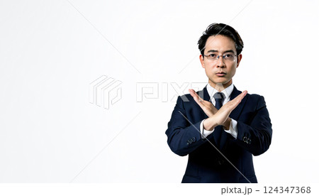 STOP詐欺のジェスチャーをする男性 124347368