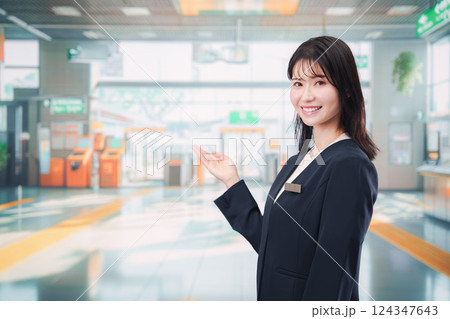 駅で案内をする若い女性のスタッフ 124347643