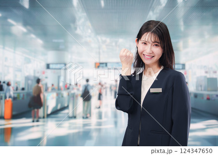 駅で案内をする若い女性のスタッフ 124347650