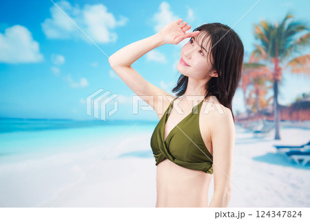 青空のビーチで水着を着た若い女性 青空のビーチで水着を着た若い女性 124347824