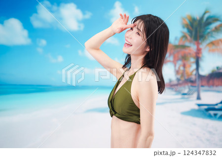 青空のビーチで水着を着た若い女性 124347832