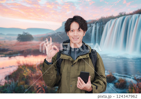 山登り・ハイキングをする若い男性 山登り・ハイキングをする若い男性 124347962
