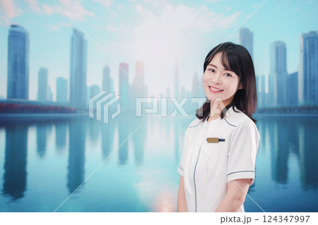 笑顔の若い歯科衛生士の女性 124347997