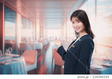 クルーズ船の船内で働く若い女性のクルー 124348193