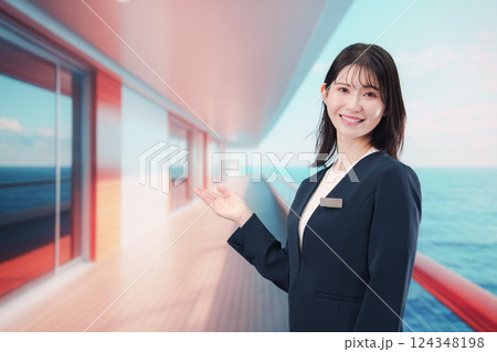 クルーズ船の船内で働く若い女性のクルー クルーズ船の船内で働く若い女性のクルー 124348198
