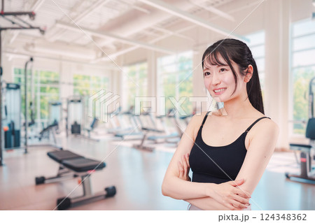 ジムでランニングをする若い女性 ジムでランニングをする若い女性 124348362