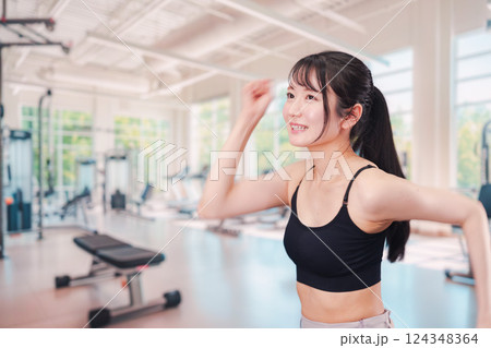 ジムでランニングをする若い女性 ジムでランニングをする若い女性 124348364