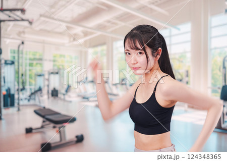 ジムでランニングをする若い女性 ジムでランニングをする若い女性 124348365