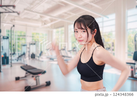 ジムでランニングをする若い女性 ジムでランニングをする若い女性 124348366