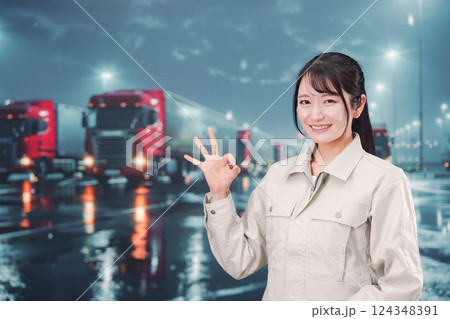 若い女性のトラックドライバー 若い女性のトラックドライバー 124348391