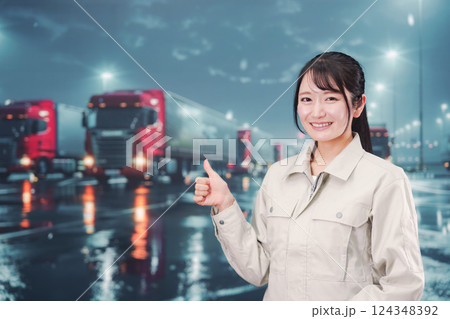 若い女性のトラックドライバー 若い女性のトラックドライバー 124348392