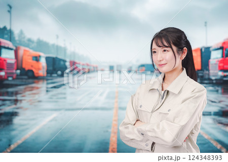 若い女性のトラックドライバー 124348393