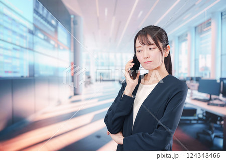 困った表情をする電話オペレータの女性 困った表情をする電話オペレータの女性 124348466